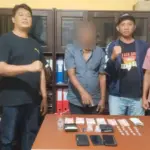 NA (tengah) bersama barang bukti sabu yang disita Polsek Parigi. Senin (8/90/2025). (©Humas Polres Parimo)