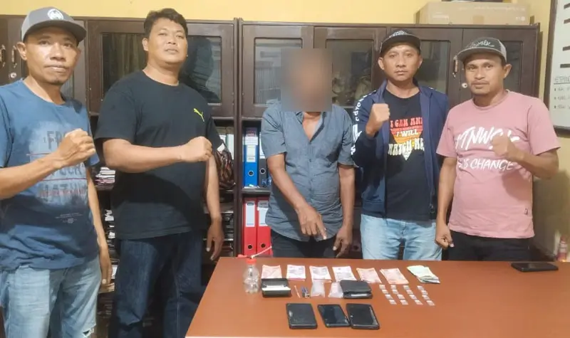 NA (tengah) bersama barang bukti sabu yang disita Polsek Parigi. Senin (8/90/2025). (©Humas Polres Parimo)