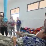 Kapolres Parigi Moutong, AKBP Hendrawan melhat kondisi siswa yang diduga keracunan setelah mengkonsumsi MBG di SMA Taopa Parigi Moutong, Kamis (25/9/2025)). (©Humas Polres Parimo)