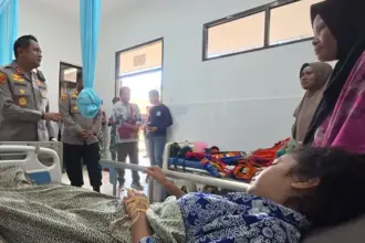 Kapolres Parigi Moutong, AKBP Hendrawan melhat kondisi siswa yang diduga keracunan setelah mengkonsumsi MBG di SMA Taopa Parigi Moutong, Kamis (25/9/2025)). (©Humas Polres Parimo)
