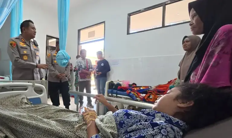 Kapolres Parigi Moutong, AKBP Hendrawan melhat kondisi siswa yang diduga keracunan setelah mengkonsumsi MBG di SMA Taopa Parigi Moutong, Kamis (25/9/2025)). (©Humas Polres Parimo)