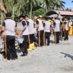 Kapolres Tojo Una-Una AKBP Yanna Djayawidya bersama sejumlah personelnya mengecor pondasi Pondok Pesantren Subulul Khairaat di Dusun Jompi, Tojo Unauna, Selasa (9/9/2025). (©Humas Polres Touna)