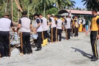Kapolres Tojo Una-Una AKBP Yanna Djayawidya bersama sejumlah personelnya mengecor pondasi Pondok Pesantren Subulul Khairaat di Dusun Jompi, Tojo Unauna, Selasa (9/9/2025). (©Humas Polres Touna)