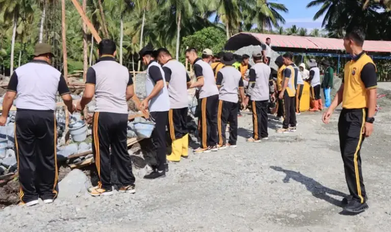 Kapolres Tojo Una-Una AKBP Yanna Djayawidya bersama sejumlah personelnya mengecor pondasi Pondok Pesantren Subulul Khairaat di Dusun Jompi, Tojo Unauna, Selasa (9/9/2025). (©Humas Polres Touna)