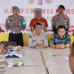 Tersangka DA (tengah belakang) kasus dugaan korupsi dana desa di Mapolres Tojo Unauna, (©Humas Polres Touna)
