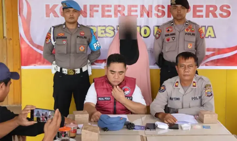 Kasat Resnarkoba Polres Touna Iptu Rizal Poli’i memberikan keterangan terkait penangkapan ND yang diduga mengedarkan sabu di Maporles Touna, Selasa (16/9/2025). (©Humas Polres Touna)