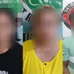Pasangan suami isteri A dan M (kanan dan tengah) dan Z (kanan), terduga penyalahgunaan narkotika yang ditangkap Polresta Palu di Jalan Lekatu, Sabtu (13/9/2025). (©Humas Polresta Palu)