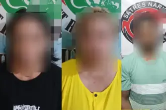 Pasangan suami isteri A dan M (kanan dan tengah) dan Z (kanan), terduga penyalahgunaan narkotika yang ditangkap Polresta Palu di Jalan Lekatu, Sabtu (13/9/2025). (©Humas Polresta Palu)