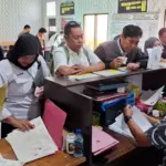 Petugas melayani permohonan SKCK di Mapolresta Palu, Selasa (16/9/2025). (©Humas Polresta Palu)