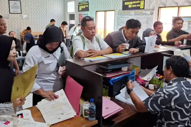 Petugas melayani permohonan SKCK di Mapolresta Palu, Selasa (16/9/2025). (©Humas Polresta Palu)