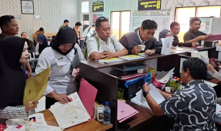 Petugas melayani permohonan SKCK di Mapolresta Palu, Selasa (16/9/2025). (©Humas Polresta Palu)