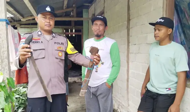 Petugas menunjukkan sebilah parang yang digunakan seorang ayah menebas anak tirinya hingga telingan nyaris putus di Desa Torue, parigi Moutong, Senin (8/9/2025). (©Humas Polres Parimo)