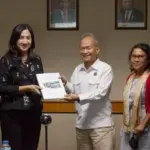 Kepala Dinas Pariwisata Sulteng, Diah Agustiningsih menyerahkan dokumen warisan geologi kepada Kepala Badan Geologi Nasional didampingi Ketua Ekspedisi Poso Lian Gogali, Ketua IAGI Burhanuddin, dan Pejabat Bappeda Sulteng. (Foto: ©Tim Ekspedisi Poso)
