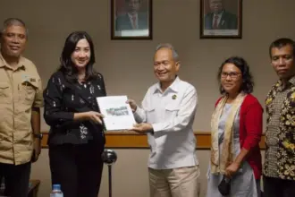Kepala Dinas Pariwisata Sulteng, Diah Agustiningsih menyerahkan dokumen warisan geologi kepada Kepala Badan Geologi Nasional didampingi Ketua Ekspedisi Poso Lian Gogali, Ketua IAGI Burhanuddin, dan Pejabat Bappeda Sulteng. (Foto: ©Tim Ekspedisi Poso)