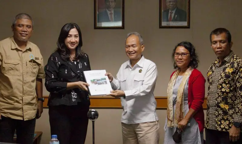 Kepala Dinas Pariwisata Sulteng, Diah Agustiningsih menyerahkan dokumen warisan geologi kepada Kepala Badan Geologi Nasional didampingi Ketua Ekspedisi Poso Lian Gogali, Ketua IAGI Burhanuddin, dan Pejabat Bappeda Sulteng. (Foto: ©Tim Ekspedisi Poso)