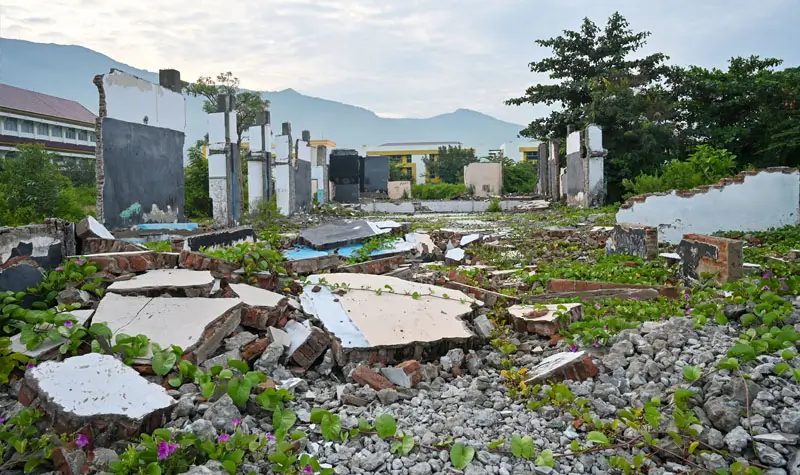 Kondisi salahsatu bangunan yangs udah rata dengan tanah di kawaan Taman Budaya Palu, Sabtu (27/9/2025). (© bmzIMAGES/basri marzuki)