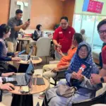 Pemberian kejutan kepada pelanggan di GraPARI Telkomsel menyambut Hari Pelanggan nasional. (©Telkomsel)