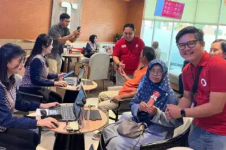 Pemberian kejutan kepada pelanggan di GraPARI Telkomsel menyambut Hari Pelanggan nasional. (©Telkomsel)