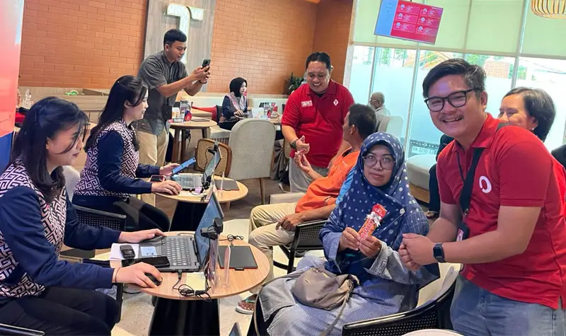 Pemberian kejutan kepada pelanggan di GraPARI Telkomsel menyambut Hari Pelanggan nasional. (©Telkomsel)