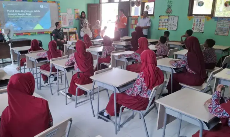 Sejumlah siswa SD mengikuti program edukasi sampah berbasis 3R oleh PT Vale di Morowali. (©PT Vale Indonesia)