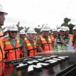 GUbernur Sulteng, Anwar Hafid (tengah) pada First Cut Bahodopi Block 1 di Pit Maraya, Morowali, Senin (8/9/2025). (©PT Vale Indonesia)