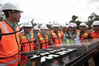 GUbernur Sulteng, Anwar Hafid (tengah) pada First Cut Bahodopi Block 1 di Pit Maraya, Morowali, Senin (8/9/2025). (©PT Vale Indonesia)