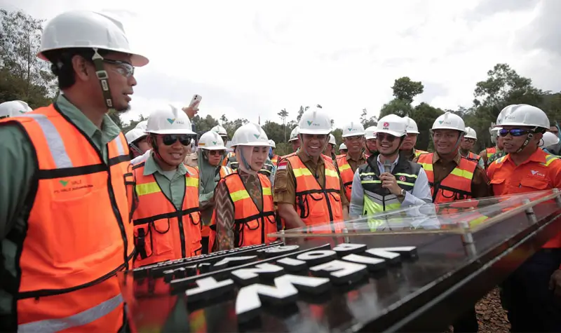 GUbernur Sulteng, Anwar Hafid (tengah) pada First Cut Bahodopi Block 1 di Pit Maraya, Morowali, Senin (8/9/2025). (©PT Vale Indonesia)