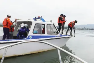 Petugas mengambil sampel air di Danau Towuti pasca inseiden kebocoran pipa minyak Pt Vale. ©Pt Vale Indonesia)