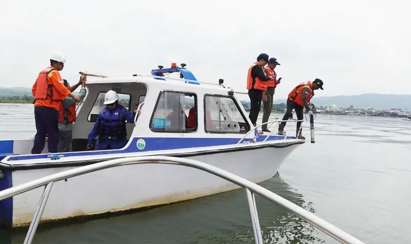 Petugas mengambil sampel air di Danau Towuti pasca inseiden kebocoran pipa minyak Pt Vale. ©Pt Vale Indonesia)