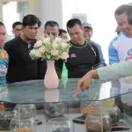 Bupati Luwu TImur Irwan Bachri Syam mendengarkan penjelasan tentang Vale Nickel Corner saat peresmian di Perpustakaan Daerah Luwu Timur, Sabtu (13/9/2025). (©Pt Vale Indoensia)
