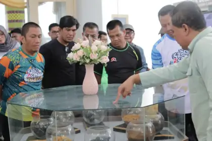 Bupati Luwu TImur Irwan Bachri Syam mendengarkan penjelasan tentang Vale Nickel Corner saat peresmian di Perpustakaan Daerah Luwu Timur, Sabtu (13/9/2025). (©Pt Vale Indoensia)