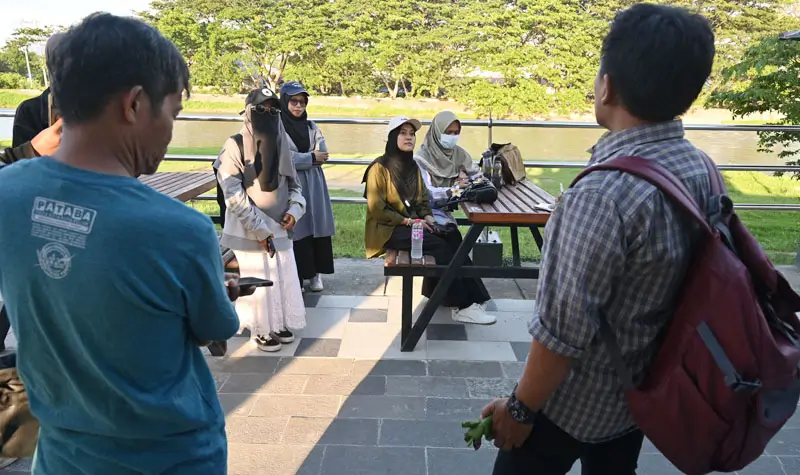 Ketua Kemunitas Historia Sulteng, Anto Herianto (kiri) memandu peserta walking tour di bantaran SUngai Palu, Senin (29/9/2025). (© bmzIMAGES/basri marzuki)