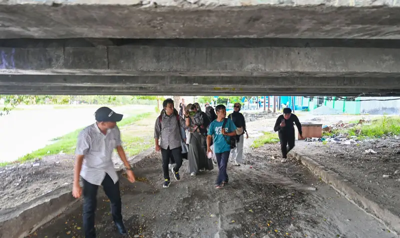 Pesrta melewati kolong Jembatan 1 Palu, Senin (29/9/2025). (© bmzIMAGES/basri marzuki)