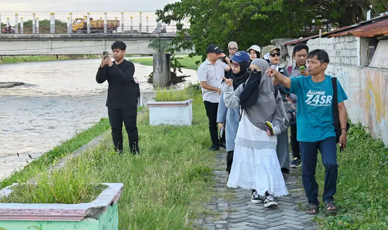 Pesrta menyusuri bantaran sungai Palu, Senin (29/9/2025). (© bmzIMAGES/basri marzuki)