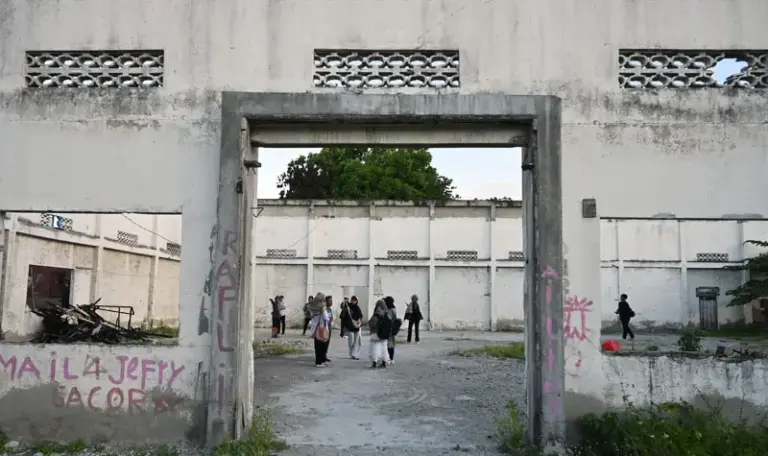 Peserta walking tour melewati kolong Jembatan 1 Palu. Senin (29/9/2025)(© rindang.ID/bmz)