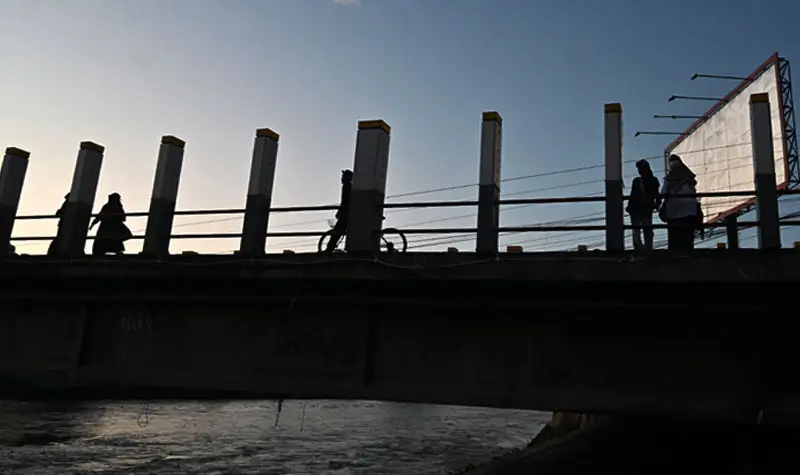 Siluet peserta walking tour berjalan di atas jembatan 1 Palu, Senin (29/9/2025). (© bmzIMAGES/basri marzuki)