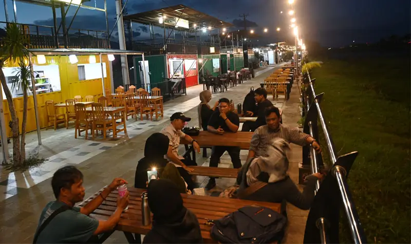 Pesrta dan pemandu berbagi di RTH Kalikoa, kawasan kuliner bantaran sungai Palu, Senin (29/9/2025). (© bmzIMAGES/basri marzuki)