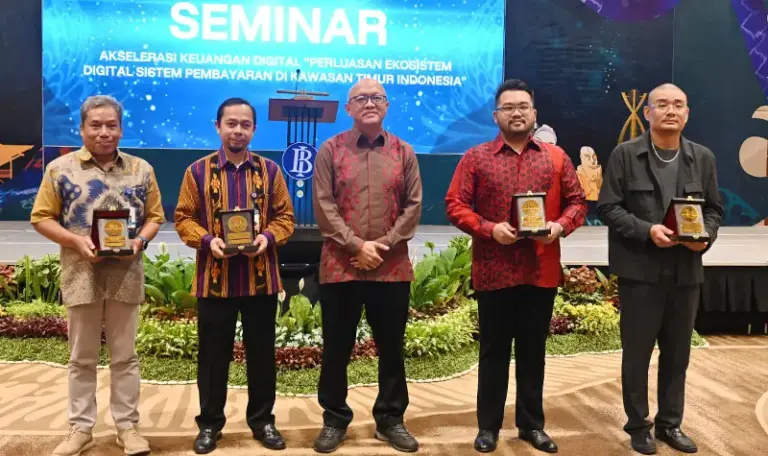Kepala Perwakilan BI SUlteng, Irfan Sukarna (tengah) bersama para narasumber Talk Show di palu, Kamis (16/10/2025). (© bmzIMAGES/Basri Marzuki)