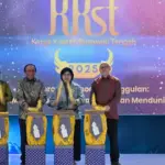 Dari kiri ke kanan: Gubernur Sulteng Anwar Hafid, anggota DPR Komisi 11 Muhidinn Moh Said, Deputi Gubernur Senior Bank Indoensia (BI) Destri Damayanti, dan Kepala Perwakilan BI Sulteng Irfan Sukarna memukul gimba (gendang) menandai peluncuran Karya Kreatif Sulawesi Tengah (KKST) di Palu, Rabu (15/10/2025). (© bmzIMAGES/Basri Marzuki)