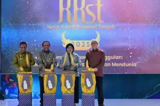 Dari kiri ke kanan: Gubernur Sulteng Anwar Hafid, anggota DPR Komisi 11 Muhidinn Moh Said, Deputi Gubernur Senior Bank Indoensia (BI) Destri Damayanti, dan Kepala Perwakilan BI Sulteng Irfan Sukarna memukul gimba (gendang) menandai peluncuran Karya Kreatif Sulawesi Tengah (KKST) di Palu, Rabu (15/10/2025). (© bmzIMAGES/Basri Marzuki)