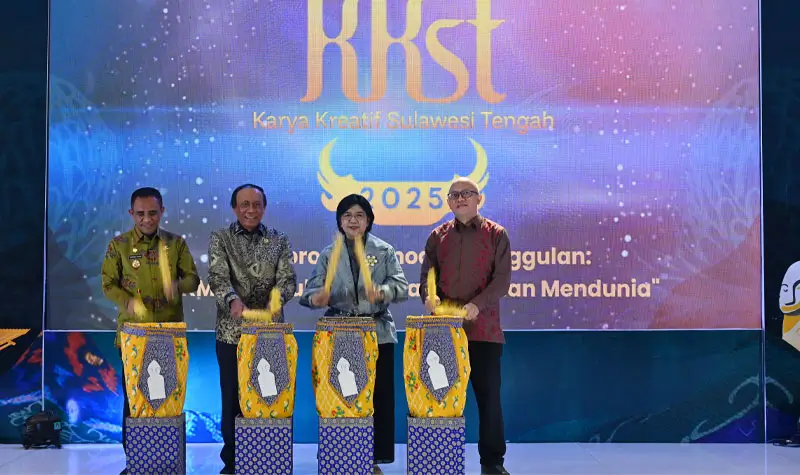 Dari kiri ke kanan: Gubernur Sulteng Anwar Hafid, anggota DPR Komisi 11 Muhidinn Moh Said, Deputi Gubernur Senior Bank Indoensia (BI) Destri Damayanti, dan Kepala Perwakilan BI Sulteng Irfan Sukarna memukul gimba (gendang) menandai peluncuran Karya Kreatif Sulawesi Tengah (KKST) di Palu, Rabu (15/10/2025). (© bmzIMAGES/Basri Marzuki)