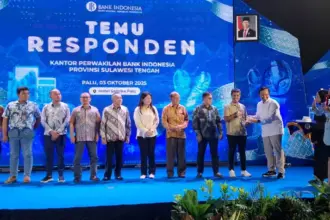 Pemberian apresiasi kepada responden oleh BI SUlteng dalam kegiatan Temu Responden di Palu, Jumat (3/10/2025). (©Irwan)