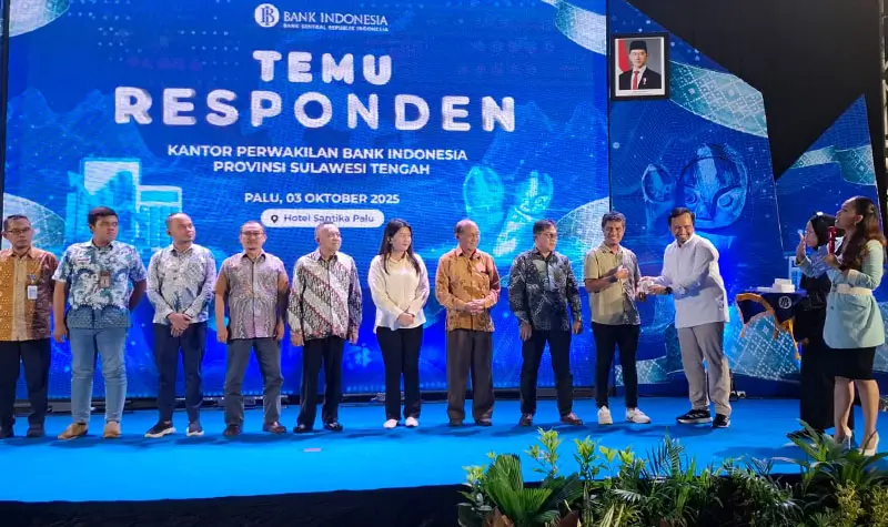 Pemberian apresiasi kepada responden oleh BI SUlteng dalam kegiatan Temu Responden di Palu, Jumat (3/10/2025). (©Irwan)