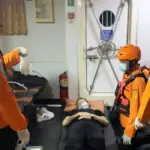 Tim SAR mengevakuasi seorang ABK dari MV Mineral Nederland yang sesak nafas di perairan DOnggala, Selasa (28/10/2025). (©Basarnas Palu)