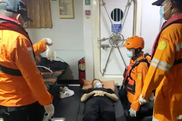 Tim SAR mengevakuasi seorang ABK dari MV Mineral Nederland yang sesak nafas di perairan DOnggala, Selasa (28/10/2025). (©Basarnas Palu)