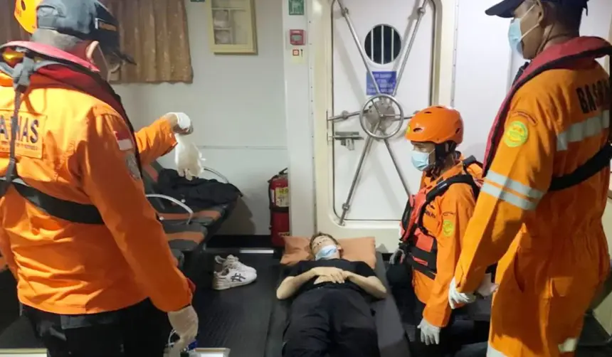 Tim SAR mengevakuasi seorang ABK dari MV Mineral Nederland yang sesak nafas di perairan DOnggala, Selasa (28/10/2025). (©Basarnas Palu)