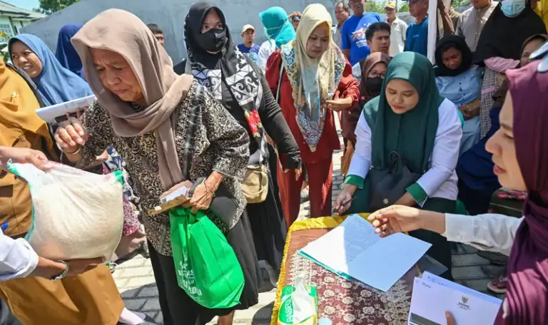 Warga menerima paket bantuan yang disalurkan Baznas Kota Palu di Kecamatan Palu barat, Selasa (14/10/2025). (© bmzIMAGES/Basri Marzuki)