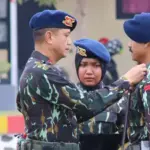 Dansat Brimob Polda Sulteng Kombes Pol Kurniawan Tandi Rongre menyematkan tanda jabatan kepada Danyon C Pelopor Satbrimob Polda Sulteng di Mako Satbrimob Polda Sulteng, Palu, Kamis (9/10/2025). (©Humas Polda Sulteng)