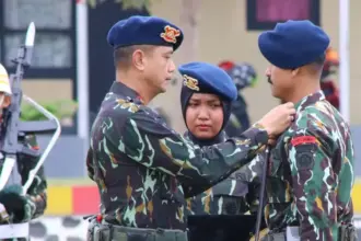 Dansat Brimob Polda Sulteng Kombes Pol Kurniawan Tandi Rongre menyematkan tanda jabatan kepada Danyon C Pelopor Satbrimob Polda Sulteng di Mako Satbrimob Polda Sulteng, Palu, Kamis (9/10/2025). (©Humas Polda Sulteng)