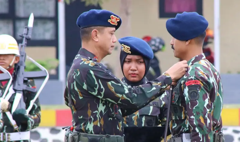 Dansat Brimob Polda Sulteng Kombes Pol Kurniawan Tandi Rongre menyematkan tanda jabatan kepada Danyon C Pelopor Satbrimob Polda Sulteng di Mako Satbrimob Polda Sulteng, Palu, Kamis (9/10/2025). (©Humas Polda Sulteng)